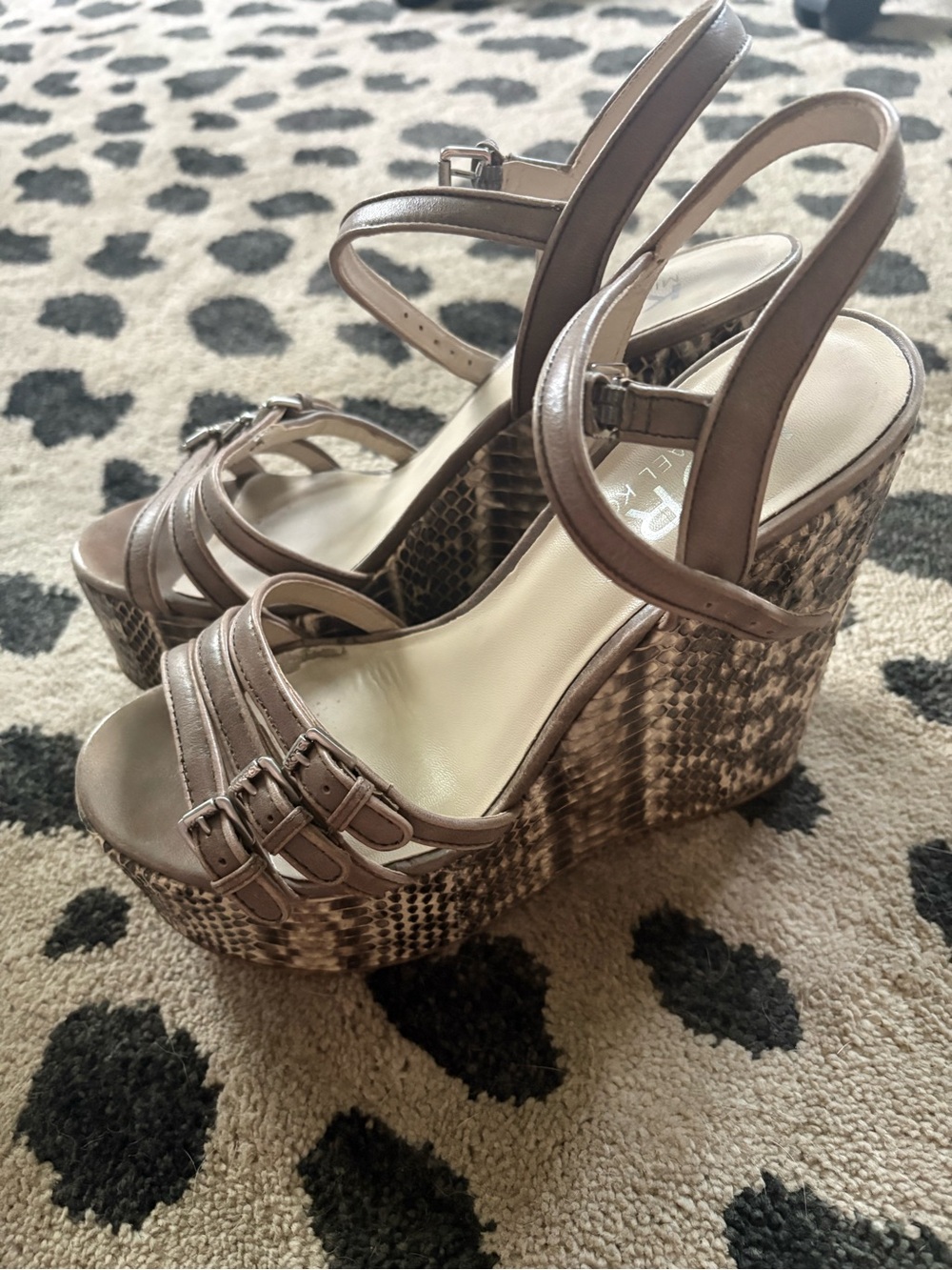 Women’s Taupe Snake-Print Wedge Sandals 👡 Michael kors great condition
